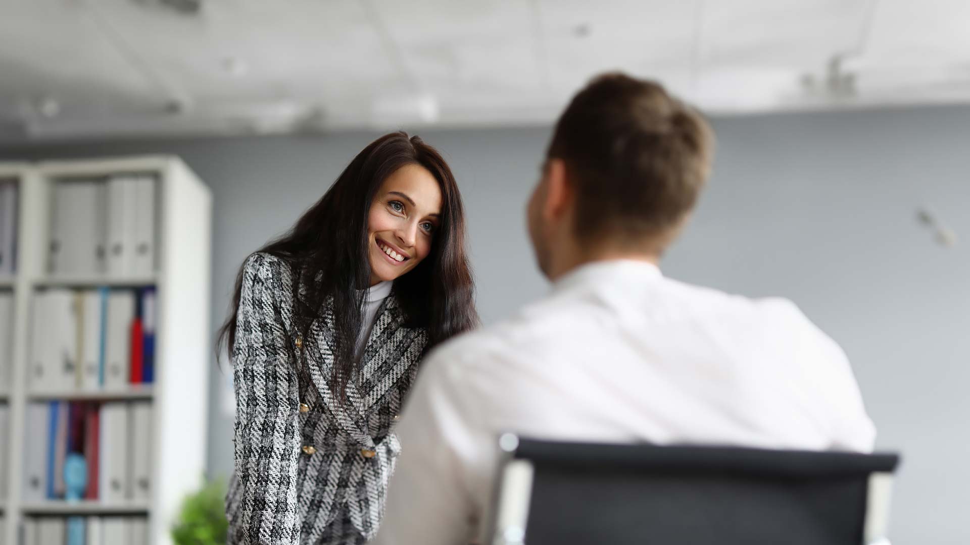 3 Reasons Why You Shouldn’t Hit On Someone While They’re Working
